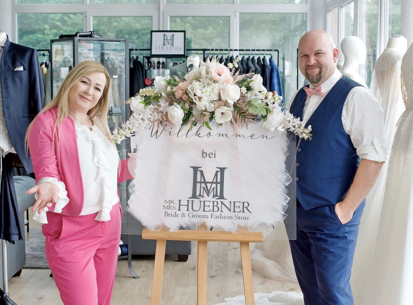 Mr. & Mrs. Huebner Brautmode Logo